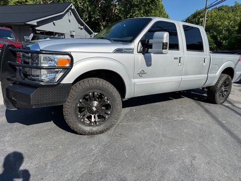 Used 2014 Ford F250 Lariat w/ Lariat Interior Package image 26
