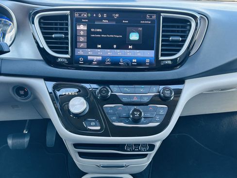 Used 2023 Chrysler Pacifica Touring-L image 20