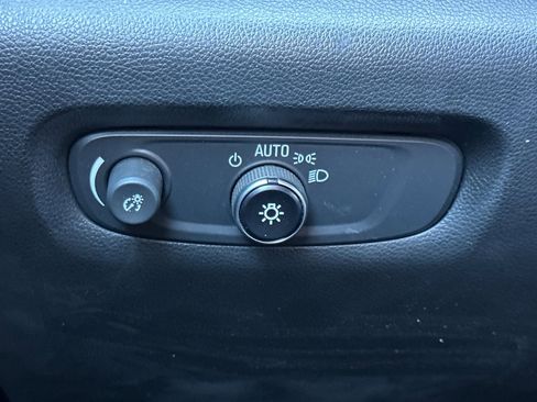 Used 2023 Chevrolet Traverse LT image 42