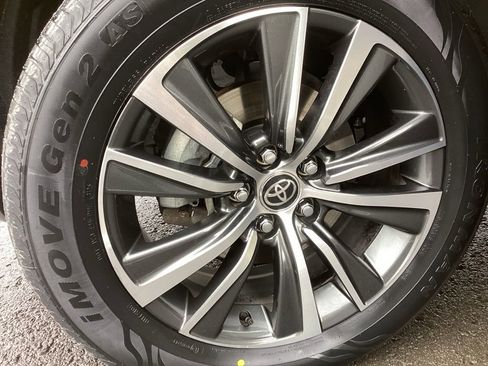 Used 2023 Toyota Venza LE image 5