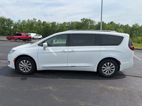 Used 2019 Chrysler Pacifica Touring-L FWD image 4