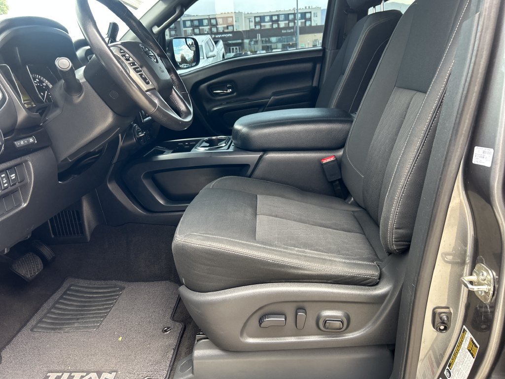 Used 2018 Nissan Titan SV w/ SV Convenience Package AWD/4WD image 10