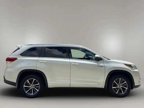 Used 2017 Toyota Highlander XLE AWD/4WD image 4