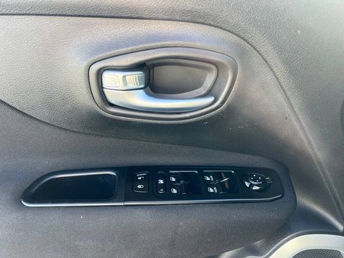 Used 2021 Jeep Renegade Latitude AWD/4WD image 25