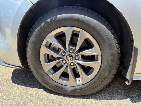 Used 2024 Toyota Sienna LE AWD/4WD image 10