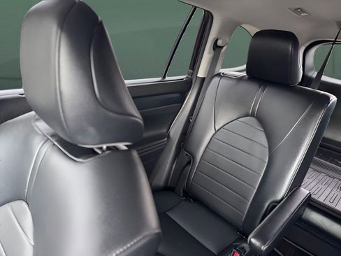 Used 2021 Toyota Highlander XLE image 21