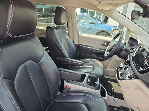 Used 2023 Chrysler Pacifica Touring-L FWD image 16