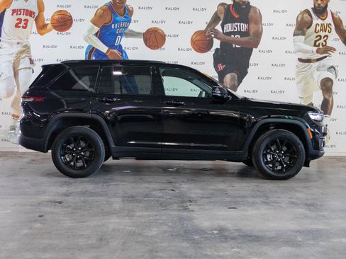 Used 2025 Jeep Grand Cherokee Altitude image 17