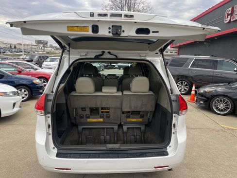 Used 2011 Toyota Sienna Limited image 9