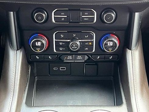 Used 2022 Chevrolet Suburban LT RWD image 34