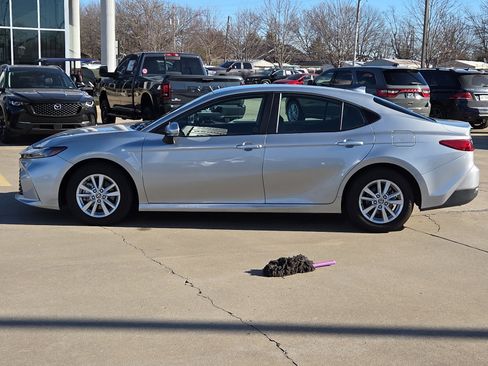 Used 2025 Toyota Camry Hybrid image 3
