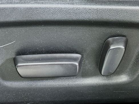 Used 2019 Toyota Highlander SE image 13