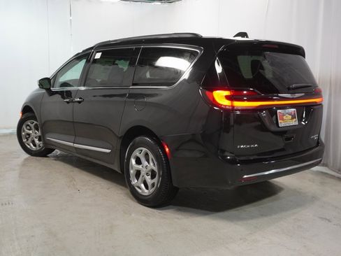 New 2023 Chrysler Pacifica Limited w/ Uconnect Theater Family Group image 13