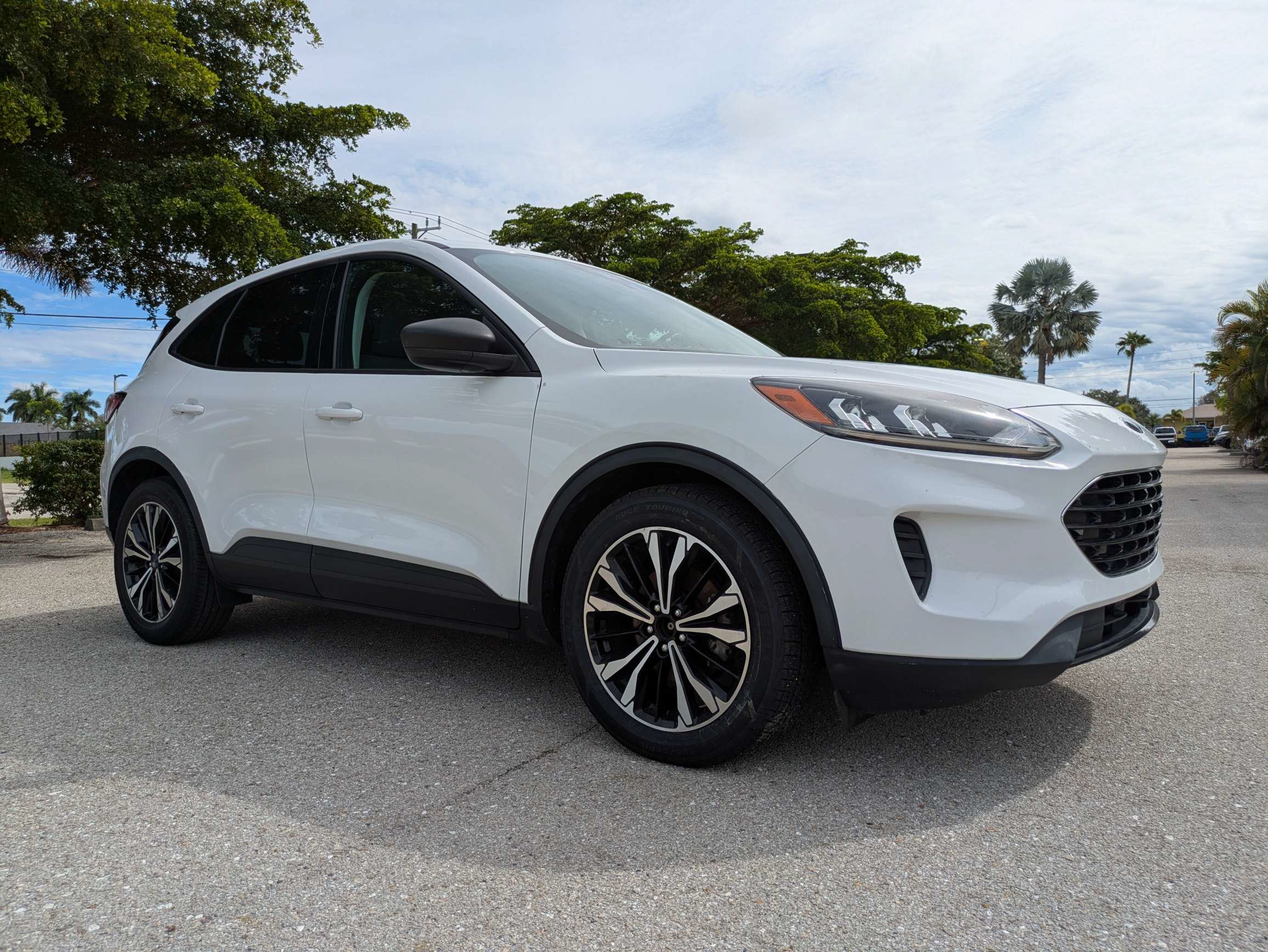 Used 2022 Ford Escape SE w/ SE Sport Appearance Package FWD image 2
