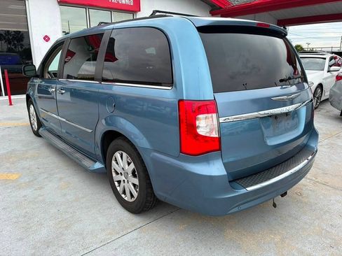 Used 2012 Chrysler Town & Country Touring-L w/ Driver Convenience Group FWD image 5