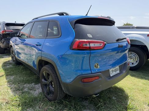 Used 2018 Jeep Cherokee Latitude w/ Altitude Package FWD image 2