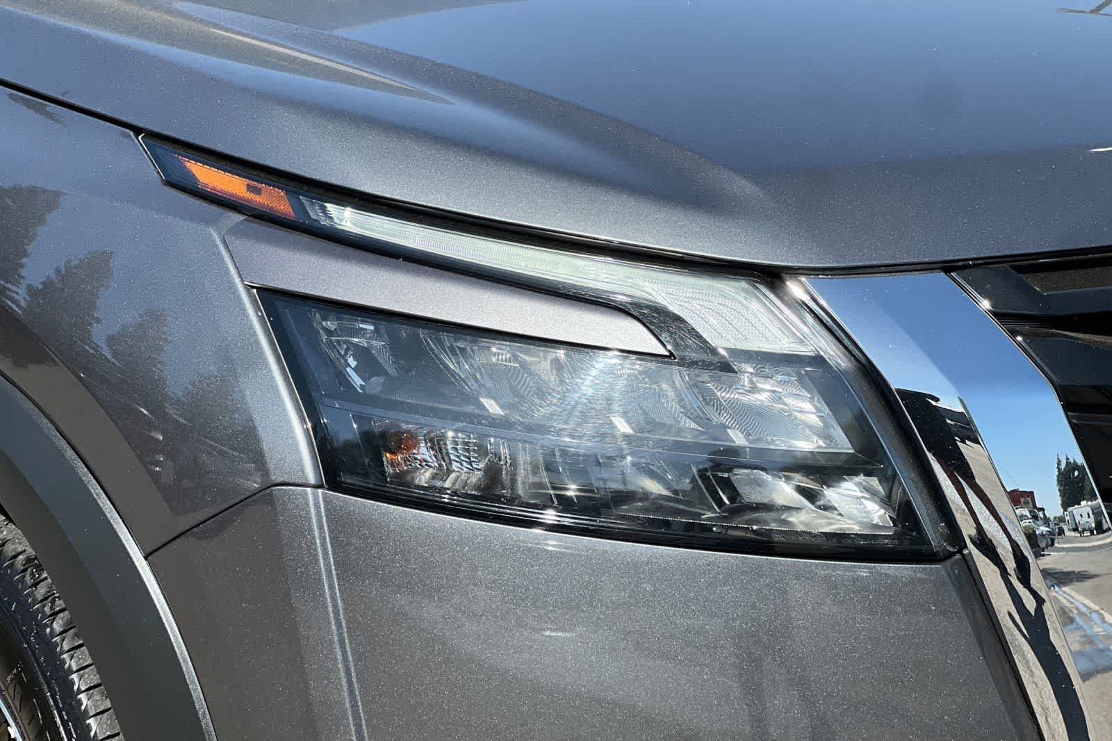 Used 2025 Nissan Pathfinder SL FWD image 35
