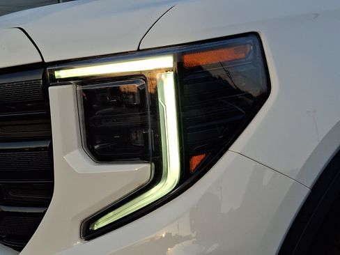 Used 2024 GMC Sierra 1500 Elevation AWD/4WD image 9