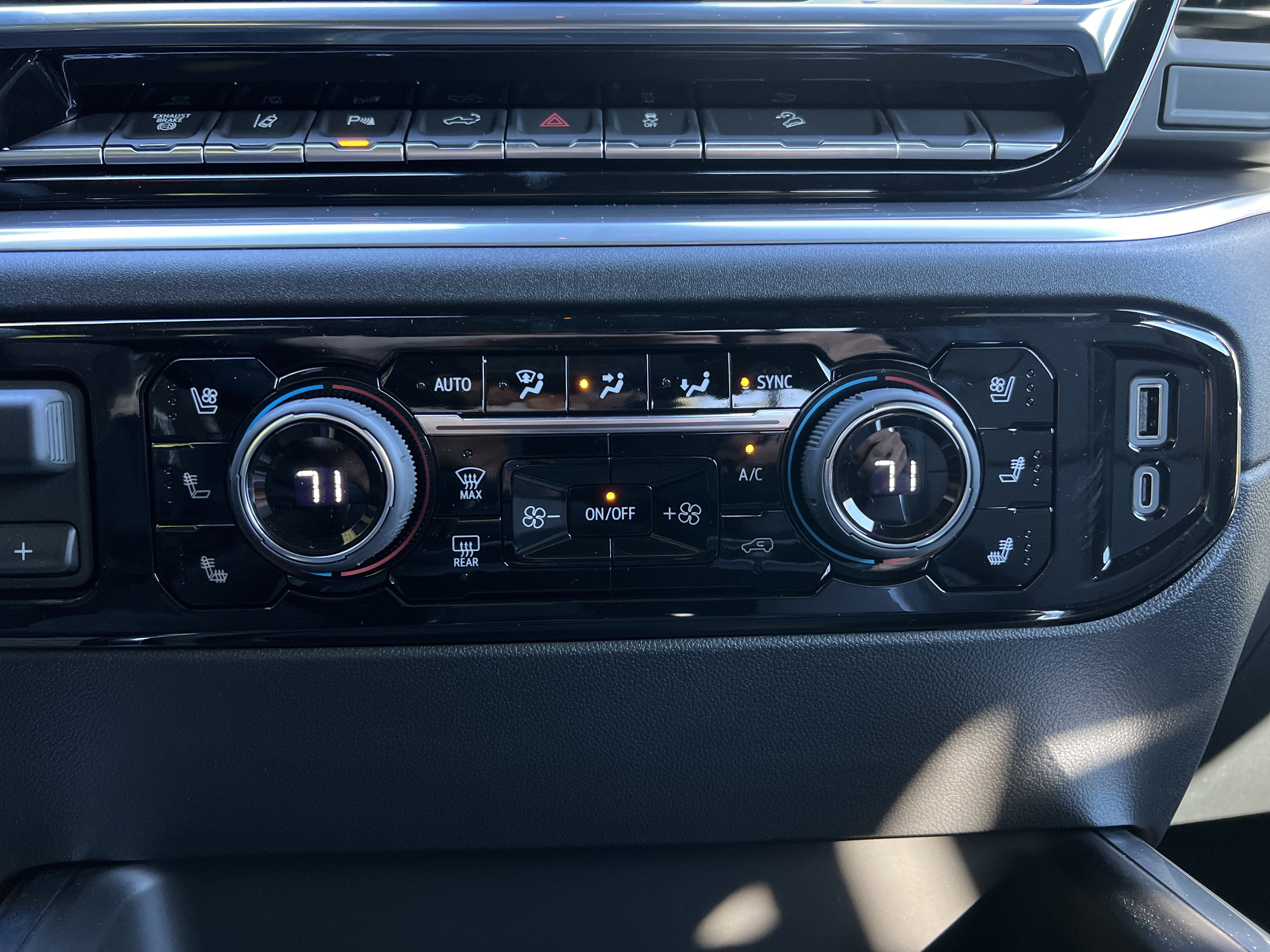 New 2026 Chevrolet Silverado 2500 High Country w/ High Country Premium Package AWD/4WD image 28
