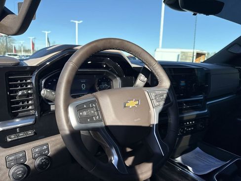 Used 2025 Chevrolet Silverado 2500 LTZ w/ LTZ Premium Package image 16