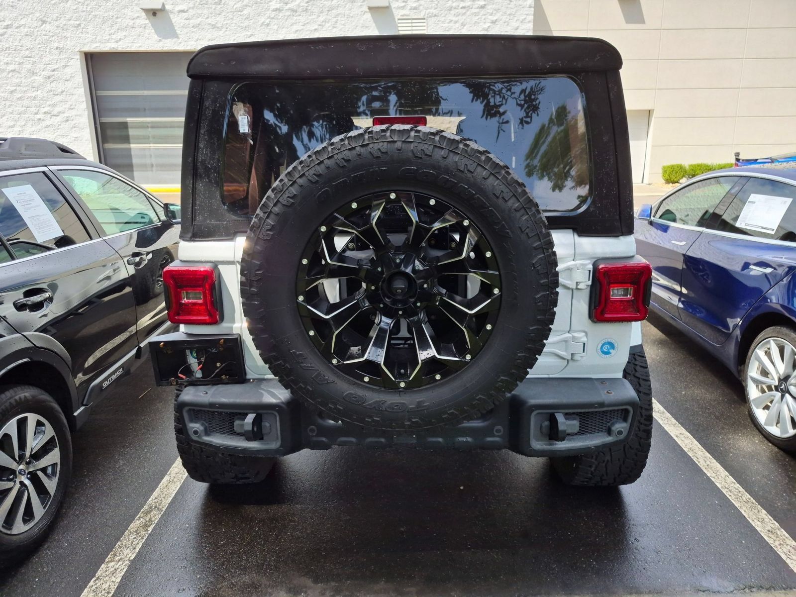 Used 2018 Jeep Wrangler Unlimited Sahara AWD/4WD image 3