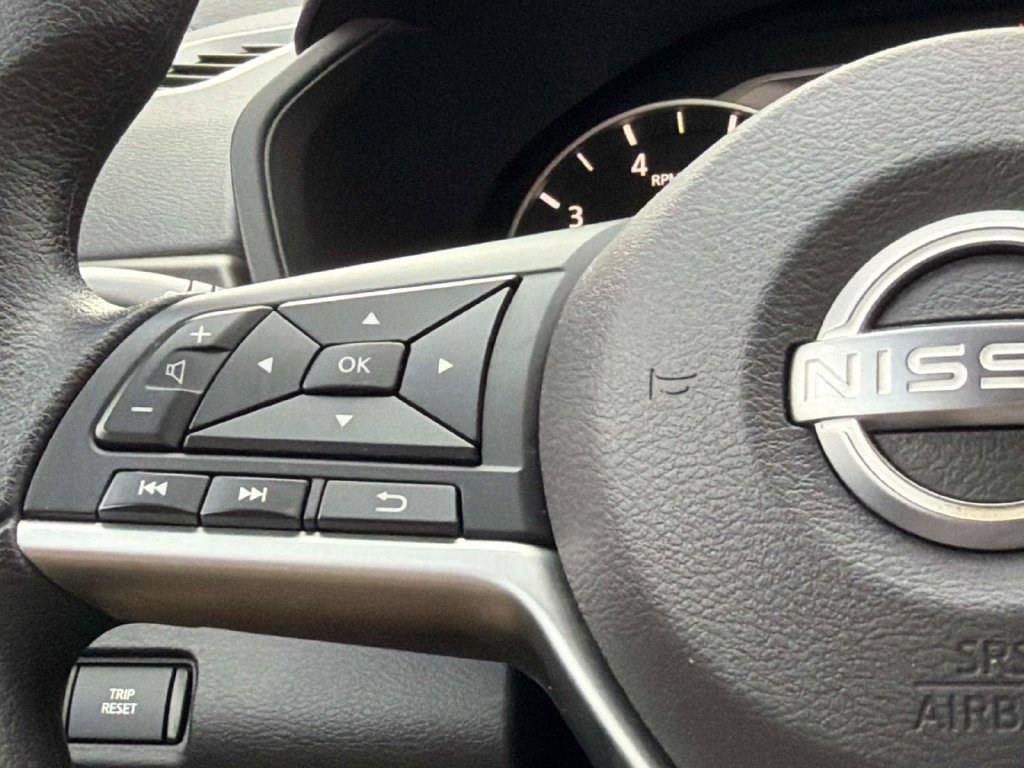 Used 2025 Nissan Altima 2.5 SV FWD image 9