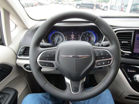Used 2024 Chrysler Pacifica Touring-L FWD image 26