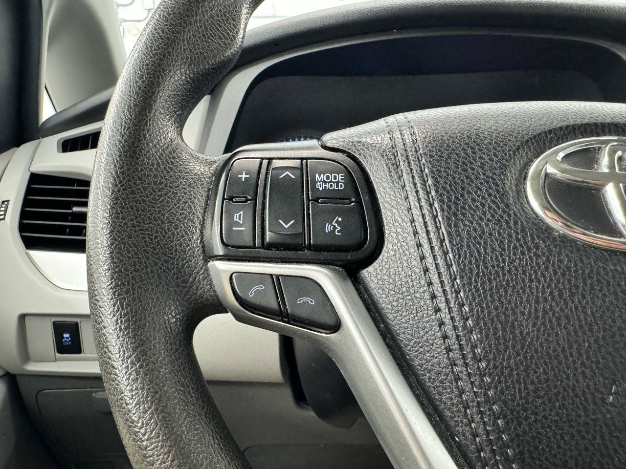 Used 2020 Toyota Sienna L FWD image 18