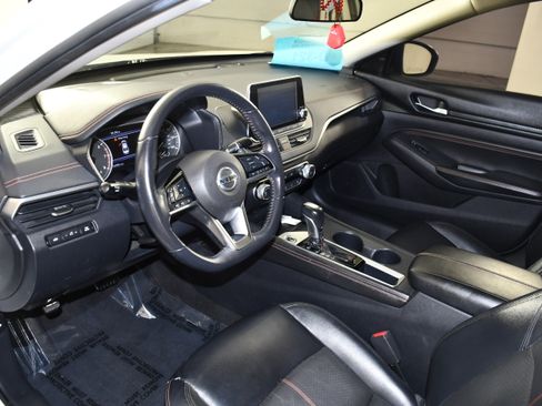 Used 2020 Nissan Altima 2.5 SR FWD image 2