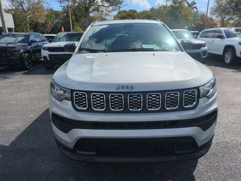 Used 2025 Jeep Compass Latitude image 4