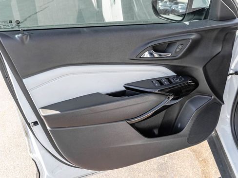 Used 2025 Chevrolet Trax LT w/ LT Convenience Package FWD image 9