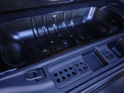 Used 2015 Jeep Wrangler Unlimited Rubicon w/ Connectivity Group image 32