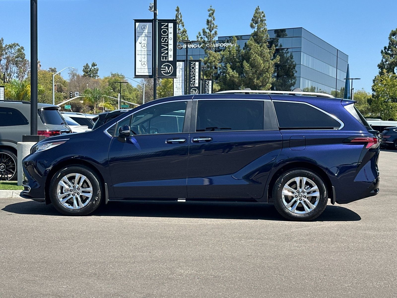 Used 2026 Toyota Sienna Limited FWD image 6