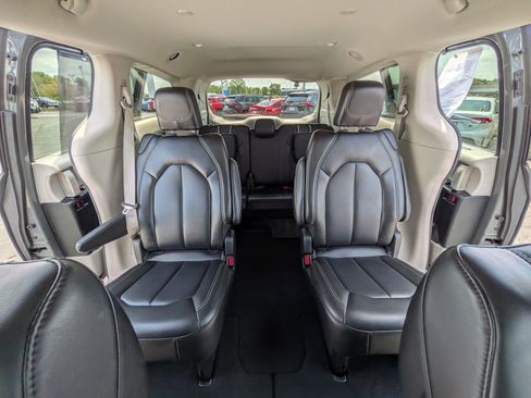 Used 2023 Chrysler Pacifica Touring-L FWD image 20