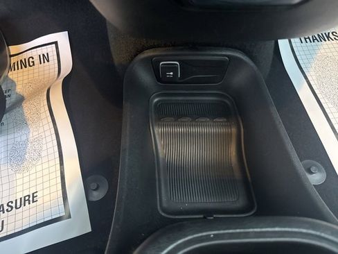 Used 2025 Chrysler Pacifica Select image 19