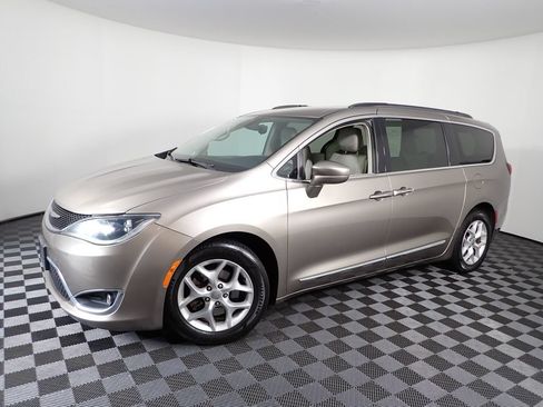 Used 2017 Chrysler Pacifica Touring-L w/ Tire & Wheel Group FWD image 11