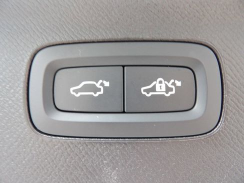 Certified 2025 Volvo XC90 B5 Plus image 29