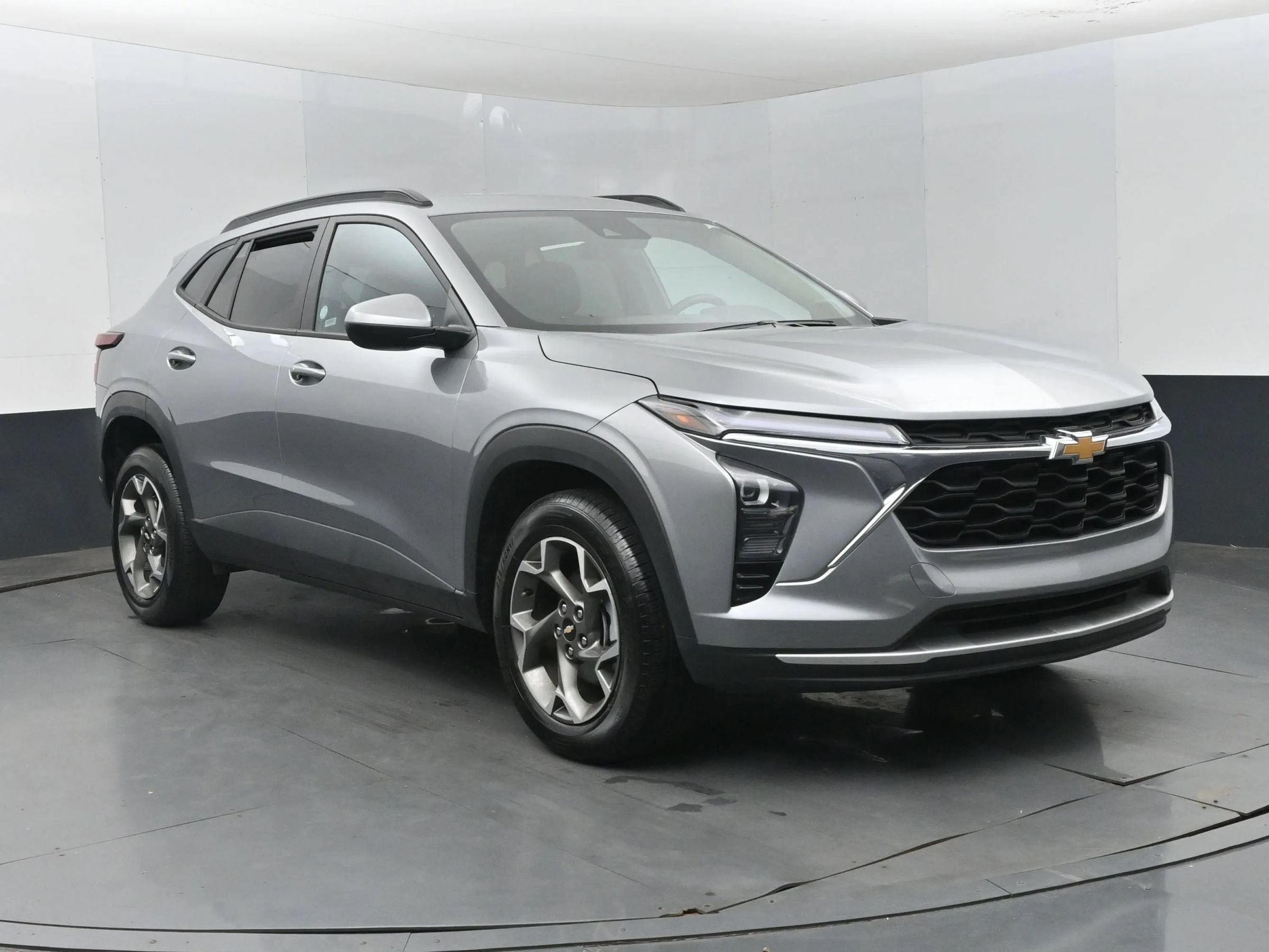 Used 2025 Chevrolet Trax LT w/ LT Convenience Package FWD image 2
