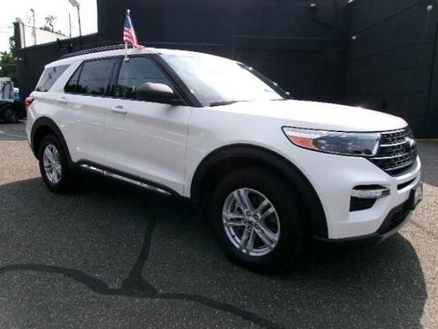 Certified 2023 Ford Explorer XLT w/ Equipment Group 202A AWD/4WD image 3