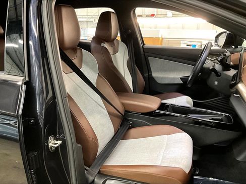 Used 2023 Volkswagen ID.4 Pro image 9