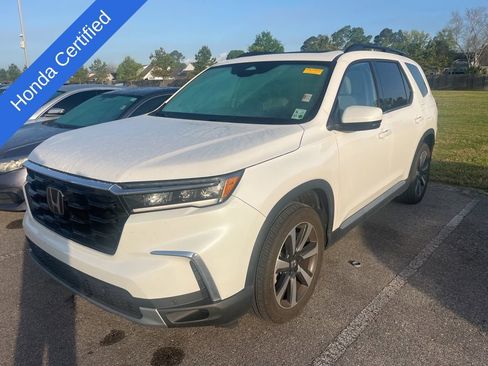 Used 2025 Honda Pilot Touring image 1