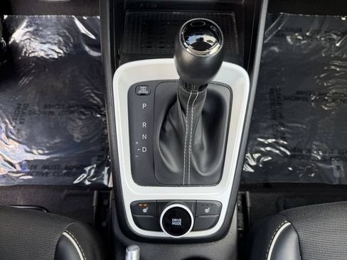 Used 2024 Hyundai Venue Limited FWD image 19