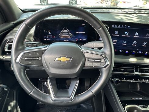 Used 2025 Chevrolet Traverse LT FWD image 13