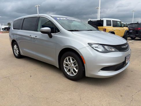 Used 2023 Chrysler Voyager LX FWD image 4
