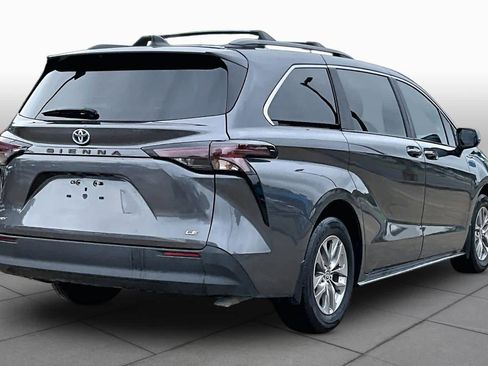 Used 2025 Toyota Sienna LE FWD image 13