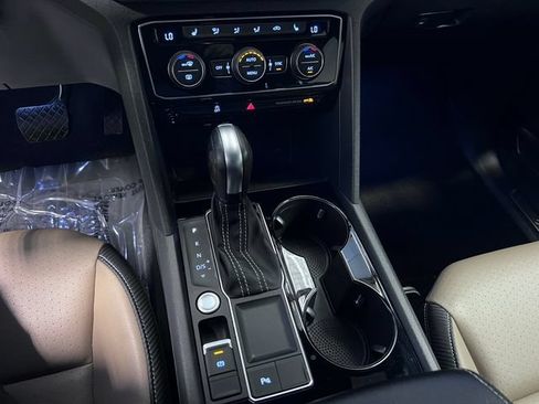 Certified 2023 Volkswagen Atlas Cross Sport SE FWD image 28