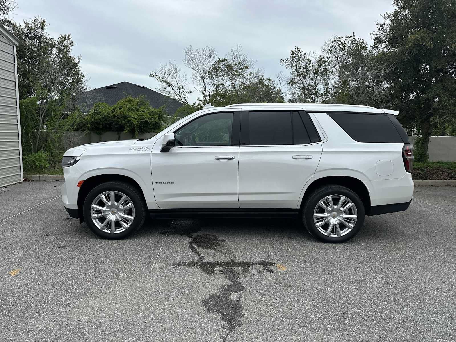 Used 2023 Chevrolet Tahoe High Country w/ Premium Package 2 AWD/4WD image 3
