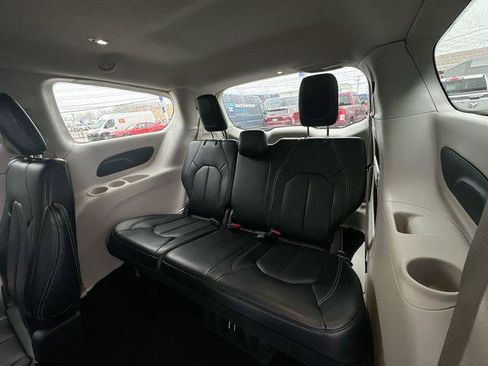 Certified 2024 Chrysler Pacifica Touring-L image 23