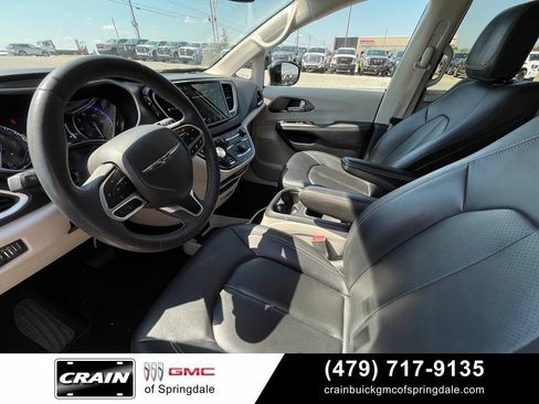 Used 2024 Chrysler Pacifica Touring-L FWD image 10
