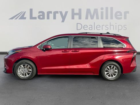 Certified 2023 Toyota Sienna LE image 2